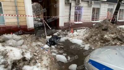 В Москве женщина погибла после схода наледи с крыши дома