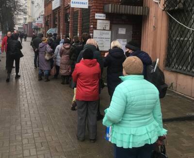 Жители Донецка под гул сирен массово снимают деньги в банкоматах