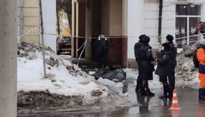 В Москве упавшая с крыши наледь убила женщину