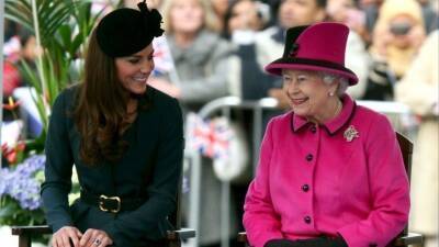 принц Уильям - Елизавета II - Кейт Миддлтон - Уильям Кейт Миддлтон - принц Джордж - принцесса Шарлотта - Стало известно, какое важное правило Елизаветы II нарушила Кейт Мидлтон - 5-tv.ru - Англия