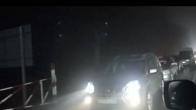 В сторону России: очередь из автомобилей, на которых жители пытаются выехать из ДНР