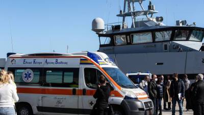 Двух пассажиров, оставшихся на горящем судне у берегов Греции, спасли