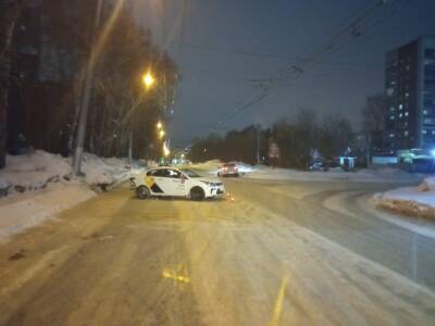 В ДТП с двумя автомобилями такси в Новосибирске пострадал 8-летний ребенок