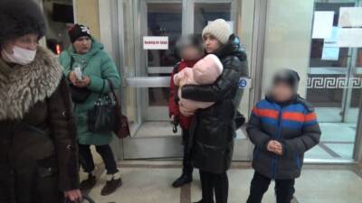 Эвакуация детей и женщин из Кировска Луганской области — видео