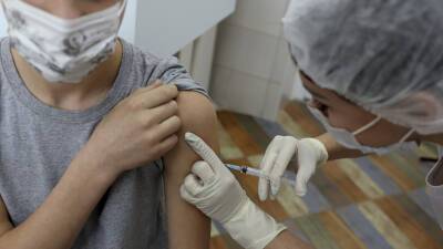 Гинцбург заявил об отсутствии побочных эффектов у подростков после вакцинации от COVID-19