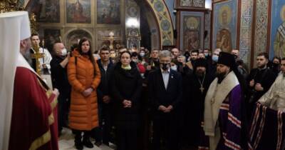 Петр Порошенко с семьями погибших на Майдане помолился за Героев Небесной Сотни в Михайловском Златоверхом соборе