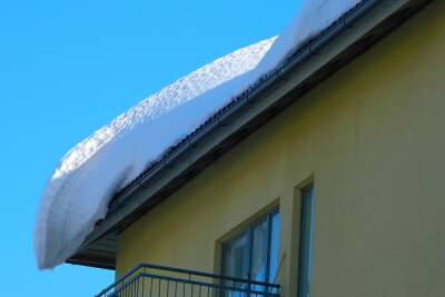 Падение снега с крыши на голову жительницы Воронежа, может «встать» Управляющей компании в 500 000 рублей