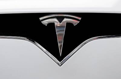 Электрокары Tesla начали массово останавливаться прямо на дорогах