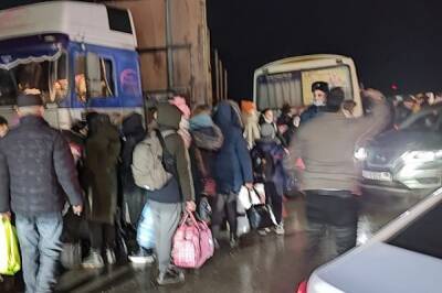 Около 25 тысяч жителей ЛНР пересекли границу РФ на личном транспорте