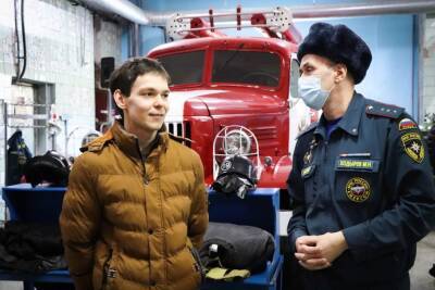 Удмуртские пожарные осуществили мечту молодого юноши Василия с особенностями развития