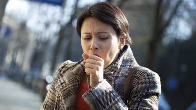 Терапевт рассказала об опасных ошибках при лечении кашля