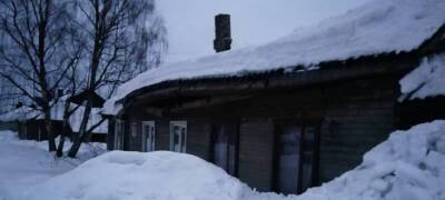 Снежные завалы разрушают постройки в районе Карелии