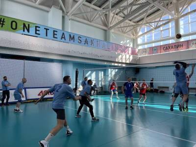 В Южно-Сахалинске провели волейбольный турнир для тех, кому за 50