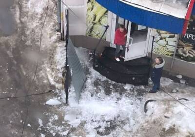 В центре Рязани на крыльцо магазина рухнула глыба льда