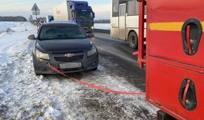 Сотрудники тюменского МЧС спасли семью с двумя детьми на трассе