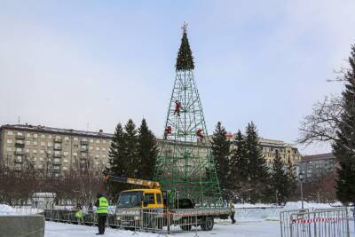 В Новосибирске демонтировали главную елку и каток на площади Ленина