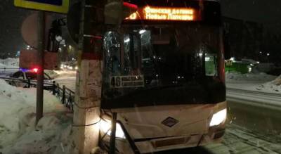 Чебоксарский автобус врезался в столб: три пассажира попали в больницу