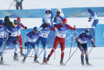 Российский лыжник Александр Большунов завоевал золото на Олимпиаде в Пекине