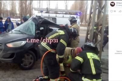 В Белгороде женщина-водитель врезалась в опору ЛЭП