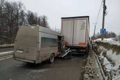 В Чебоксарах пассажирка маршрутки травмирована в ДТП с грузовиком