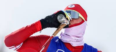 Лыжник Большунов выиграл золото в масс-старте на Олимпиаде