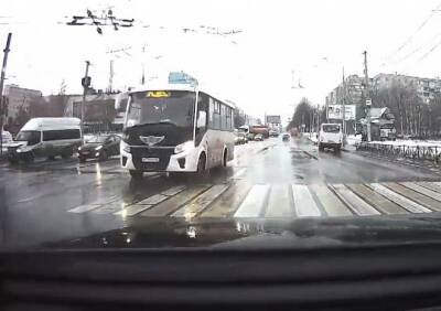 В Дашково-Песочне маршрутчик из УРТ объехал пробку по встречке