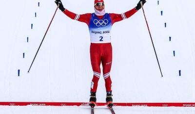 Александр Большунов выиграл третью золотую медаль на пекинской Олимпиаде