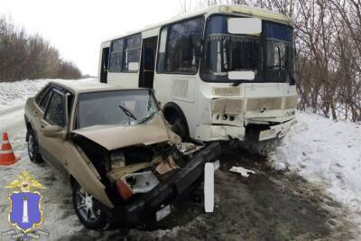 В Чердаклинском районе ВАЗ протаранил пассажирский автобус. Пострадали люди