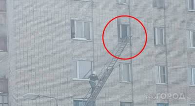 В центре Новочебоксарска загорелось общежитие