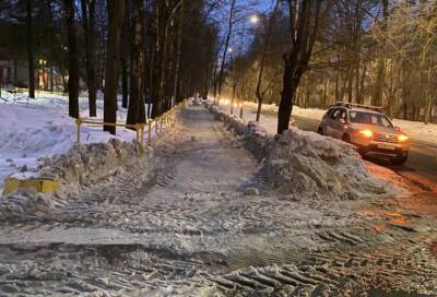 В Гатчине почти 60 дворников вышли на улицы для уборки снега