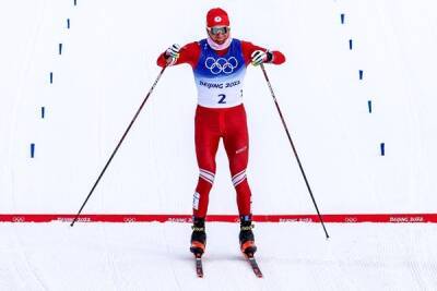 Александр Большунов выиграл масс-старт свободным стилем на Олимпийских играх в Пекине