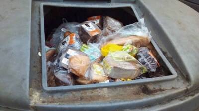 Воронежцы: магазины начали массово выбрасывать просрочку в общие баки для мусора