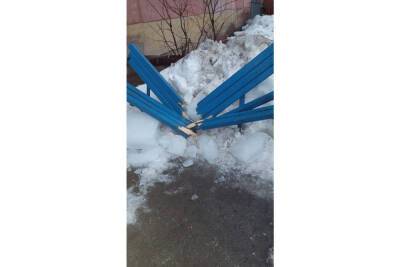 Глыбы льда разрушили скамейки на улице Островского в Рязани