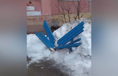 В Рязани глыбы льда разрушили скамейки во дворе на Островского