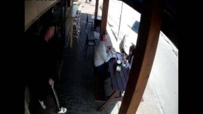 Видео: машина наехала на посетителей ресторана в момент трапезы в Нетании