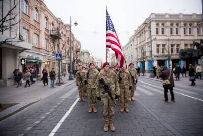 Шимоните просит у главы Минобороны США прислать больше солдат в Литву