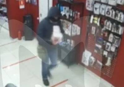 «Не убивайте, пожалуйста!»: грабитель зарезал продавца в магазине Петербурга. Женщина молила о пощаде – видео