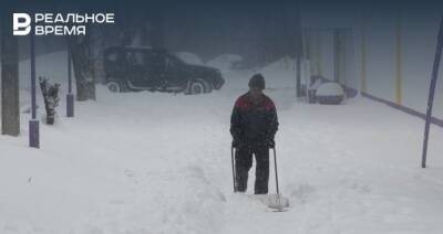 Глава исполкома Нижнекамского района Рамиль Муллин вышел с жителями на уборку снега