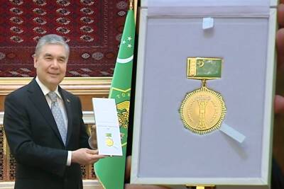 Бердымухамедов первым получил медаль «Заслуженный дипломат Туркменистана» и презентовал 56-ю книгу