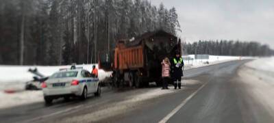 Автомобилистка из Ленобласти врезалась в грузовик дорожников в Карелии