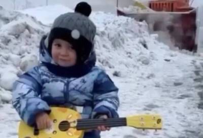 Ленинградские дорожники показали двухлетнему малышу, как работает снегоуборочная техника