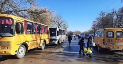 Сотни эвакуированных беженцев из ОРДЛО провели ночь в холодных автобусах — СМИ (фото)