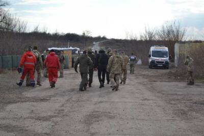 Нардепы и журналисты попали под артобстрел боевиков в Новолуганском