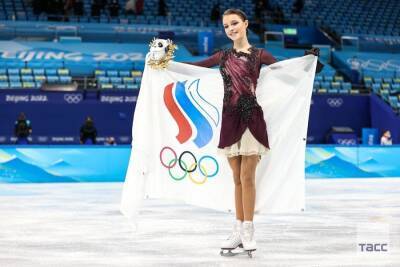 ОИ-2022. Чемпионский снимок: Щербакова, Загитова и Мамун поддержали российские пары в Пекине. ФОТО
