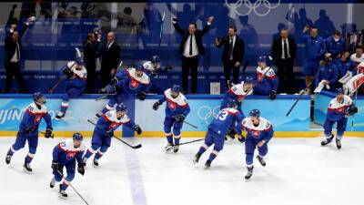 Сборная Словакии по хоккею завоевала бронзу в матче со шведами и впервые стала призером ОИ