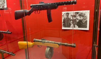 В тюменском ЦУМе работает выставка оружия