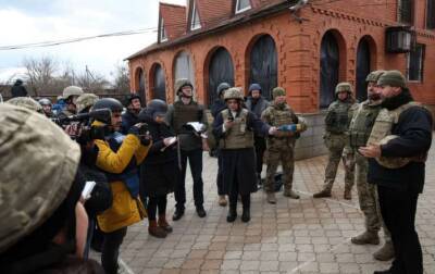 Нардепы, министры и журналисты попали под обстрел боевиков на Донбассе