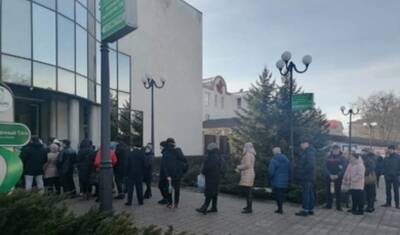 Ажиотаж, очереди и страх за будущее: что корреспондент "НИ" увидел в Луганске