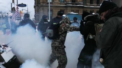 Полиция Оттавы применила перцовый газ для разгона протестующих