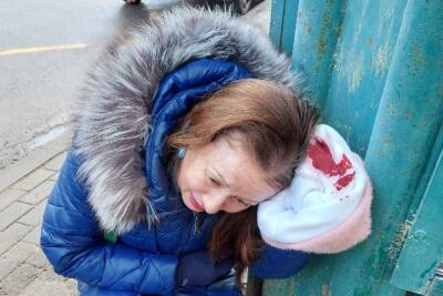 Жительница Воронежа показала окровавленную голову мамы, на которую в центре города свалилась глыба льда